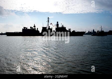 Wilhelmshaven, Deutschland. September 2021. Die Fregatte 'Lübeck' gelangt am Marinestützpunkt in den Hafen. Das Marineschiff war Anfang Mai in den Einsatz gekommen, um der „Standing NATO Maritime Group 2“ in der Ägäis beizutreten, die Maßnahmen gegen den Schmuggel im Meeresgebiet unterstützt. Quelle: Hauke-Christian Dittrich/dpa/Alamy Live News Stockfoto