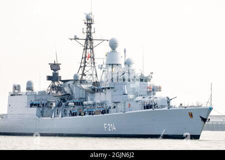 Wilhelmshaven, Deutschland. September 2021. Die Fregatte 'Lübeck' gelangt am Marinestützpunkt in den Hafen. Das Marineschiff war Anfang Mai in den Einsatz gekommen, um der „Standing NATO Maritime Group 2“ in der Ägäis beizutreten, die Maßnahmen gegen den Schmuggel im Meeresgebiet unterstützt. Quelle: Hauke-Christian Dittrich/dpa/Alamy Live News Stockfoto