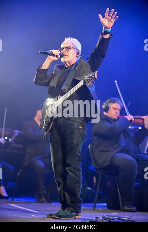 10. September 2021, Leeds, South Yorkshire, USA: Nik Kershaw Performing at , 80s Classical Concert , Leeds Millenium Square , Großbritannien , 10.09.2021 (Bildnachweis: © Robin Burns/ZUMA Press Wire) Stockfoto