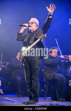 10. September 2021, Leeds, South Yorkshire, USA: Nik Kershaw Performing at , 80s Classical Concert , Leeds Millenium Square , Großbritannien , 10.09.2021 (Bildnachweis: © Robin Burns/ZUMA Press Wire) Stockfoto