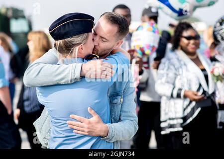 Wilhelmshaven, Deutschland. September 2021. Franzi und Frederic grüßen sich nach der Ankunft der Fregatte Lübeck auf dem Marinestützpunkt Wilhelmshaven. Das Marineschiff war Anfang Mai in den Einsatz gekommen, um der „Standing NATO Maritime Group 2“ in der Ägäis beizutreten, die Maßnahmen gegen den Schmuggel im Meeresgebiet unterstützt. Quelle: Hauke-Christian Dittrich/dpa/Alamy Live News Stockfoto