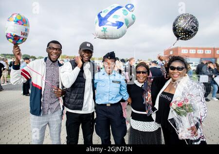 Wilhelmshaven, Deutschland. September 2021. Besatzungsmitglied Miriam wird von ihrer Familie nach der Ankunft der Fregatte 'Lübeck' auf dem Marinestützpunkt begrüßt. Das Marineschiff war Anfang Mai in den Einsatz gekommen, um der „Standing NATO Maritime Group 2“ in der Ägäis beizutreten, die Maßnahmen gegen den Schmuggel im Meeresgebiet unterstützt. Quelle: Hauke-Christian Dittrich/dpa/Alamy Live News Stockfoto