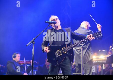 10. September 2021, Leeds, South Yorkshire, USA: Nik Kershaw Performing at , 80s Classical Concert , Leeds Millenium Square , Großbritannien , 10.09.2021 (Bildnachweis: © Robin Burns/ZUMA Press Wire) Stockfoto