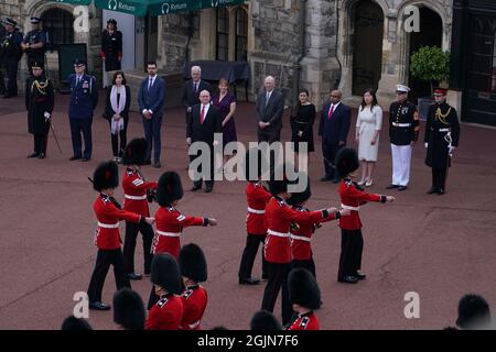 Delegierte der US-Botschaft, darunter der amtierende Botschafter Philip T Reeker, Charge d'Affaires, beim Wachwechsel im Schloss Windsor, anlässlich des 20. Jahrestages des Terroranschlags von al Qaida in den Vereinigten Staaten. Bilddatum: Samstag, 11. September 2021. Stockfoto