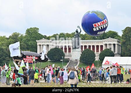 13. März 2020, Bayern, München: Demonstranten laufen über das Gelände der Theresienwiese. Unter dem Motto '#getout' findet eine Demonstration und eine Fahrradrallye gegen die Internationale Automobil-Ausstellung (IAA) statt. Die Polizei erwartet bis zu 35,000 Teilnehmer für die Fahrradkundgebung und bis zu 10,000 für die Demonstration. Foto: Felix Kästle/dpa Stockfoto