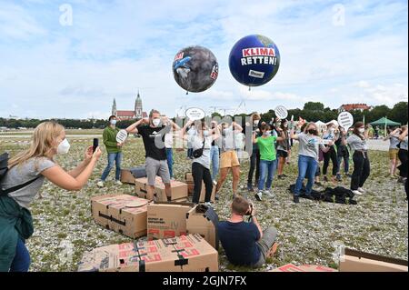 13. März 2020, Bayern, München: Eine Gruppe der Bund-Jugend probt ihre Aufführung auf dem Gelände der Theresienwiese. Unter dem Motto '#getout' findet eine Demonstration und eine Fahrradrallye gegen die Internationale Automobil-Ausstellung (IAA) statt. Die Polizei erwartet für die Fahrradkundgebung bis zu 35,000 Teilnehmer und für die Demonstration bis zu 10,000. Foto: Felix Kästle/dpa Stockfoto