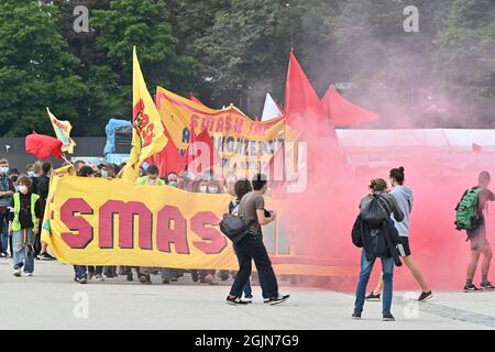 13. März 2020, Bayern, München: Eine Gruppe mit einem Transparent mit der Aufschrift „Smash IAA“ läuft über das Gelände der Theresienwiese. Unter dem Motto '#getout' finden eine Demonstration und eine Fahrradrallye gegen die Internationale Automobil-Ausstellung (IAA) statt. Die Polizei erwartet für die Fahrradkundgebung bis zu 35,000 Teilnehmer und für die Demonstration bis zu 10,000. Foto: Felix Kästle/dpa Stockfoto