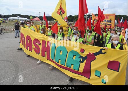 13. März 2020, Bayern, München: Eine Gruppe mit einem Transparent mit der Aufschrift „Smash IAA“ läuft über das Gelände der Theresienwiese. Unter dem Motto '#getout' finden eine Demonstration und eine Fahrradrallye gegen die Internationale Automobil-Ausstellung (IAA) statt. Die Polizei erwartet für die Fahrradkundgebung bis zu 35,000 Teilnehmer und für die Demonstration bis zu 10,000. Foto: Felix Kästle/dpa Stockfoto