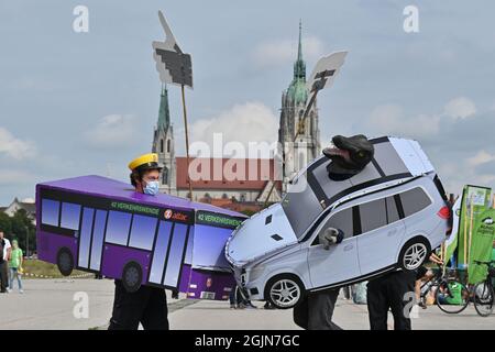 13. März 2020, Bayern, München: Zwei Demonstranten, gekleidet wie Autos, laufen über das Gelände der Theresienwiese. Unter dem Motto '#getout' finden eine Demonstration und eine Fahrradrallye gegen die Internationale Automobil-Ausstellung (IAA) statt. Die Polizei erwartet bis zu 35,000 Teilnehmer für die Fahrradkundgebung und bis zu 10,000 für die Demonstration. Foto: Felix Kästle/dpa Stockfoto