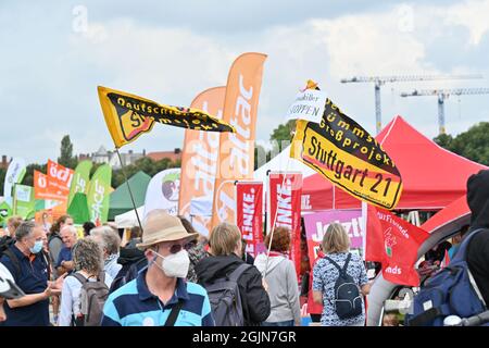 13. März 2020, Bayern, München: Demonstranten laufen über das Gelände der Theresienwiese. Unter dem Motto '#getout' findet eine Demonstration und eine Fahrradrallye gegen die Internationale Automobil-Ausstellung (IAA) statt. Die Polizei erwartet bis zu 35,000 Teilnehmer für die Fahrradkundgebung und bis zu 10,000 für die Demonstration. Foto: Felix Kästle/dpa Stockfoto