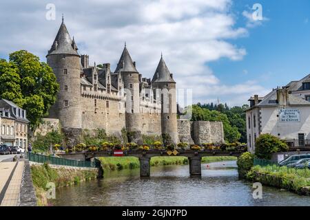 Schloss Josselin am Fluss Oust, Josselin, Bretagne, Frankreich | Schloss Josselin und der Fluss Oust, Josselin, Bretagne, Frankreich Stockfoto