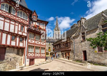 Fachwerkhäuser und die Basilika Notre-Dame-du-Roncier in der Altstadt von Josselin, Bretagne, Frankreich | Fachwerkhäuser und Basilika von Not Stockfoto