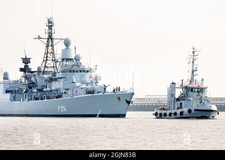 Wilhelmshaven, Deutschland. September 2021. Die Fregatte 'Lübeck' gelangt am Marinestützpunkt in den Hafen. Das Marineschiff war Anfang Mai in den Einsatz gekommen, um der „Standing NATO Maritime Group 2“ in der Ägäis beizutreten, die Maßnahmen gegen den Schmuggel im Meeresgebiet unterstützt. Quelle: Hauke-Christian Dittrich/dpa/Alamy Live News Stockfoto