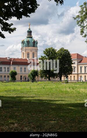 Schloss Charlottenburg in Berlin aus einer anderen Perspektive im Hochformat Stockfoto