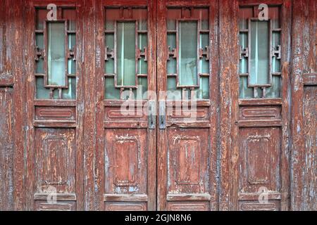 Alte Gittertür entfaltet-abgesplitterte-Farbe verblasst in Shuyuanmen Kultur-Kalligraphie Straße. XI'an-China-1562 Stockfoto