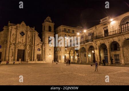 HAVANNA, KUBA - 20. FEB 2016: Casa de Lombillo und eine Kathedrale auf dem Plaza de la Catedral in Habana Vieja. Stockfoto