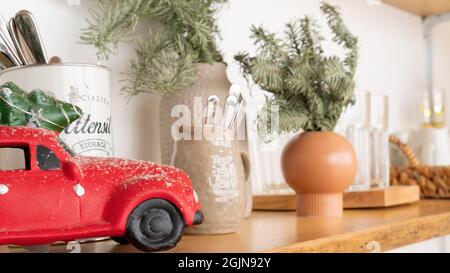 Kücheneinrichtung im Weihnachtsdekor. Heim Inneneinrichtung für Weihnachten. Küchenutensilien auf dem Regal. Weihnachten in der skandinavischen St. Stockfoto