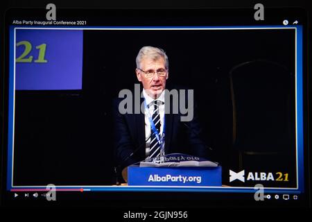 Greenock, Großbritannien. September 2021. IM BILD: Kenny MacAskill, Abgeordneter, bestätigt als abgesetzter Führer der Alba-Partei. Alex Salmond, ehemaliger erster Minister Schottlands und bestätigter Vorsitzender der Alba-Partei. Herr Salmond wurde auf der Konferenz ohne Widerstand als Parteivorsitzenden bestätigt. Die erste Alba Party Konferenz findet im Rathaus von Greenock statt. Alba Party ist Schottlands neueste Unabhängigkeitspartei, die versucht, eine unabhängige schottische So bald wie möglich zu bekommen. Quelle: Colin Fisher/Alamy Live News Stockfoto