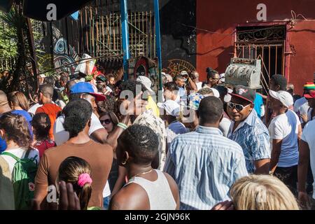 HAVANNA, KUBA - 21. FEB 2016: Party in der künstlerischen Callejon de Hamel Straße im Stadtteil Havana Centro. Stockfoto