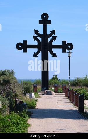 Rewa, Polen. 08. september 2021. Großes Stahlkreuz auf der Halbinsel Rewa. Polen Stockfoto