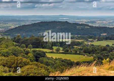 Blick auf Felder in Upton St. Leonards in den Cotswolds vom Gipfel des Painswick Beacon bei Stroud Stockfoto