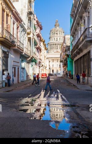 HAVANNA, KUBA - 21. FEB 2016: Straße von Barcelona, die zum Kapitol führt Stockfoto