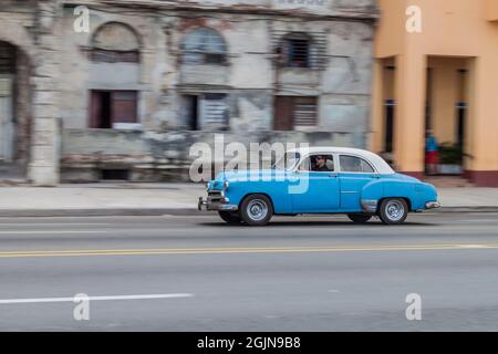 HAVANNA, KUBA - 22. FEB 2016: Oldtimer-Fahrten entlang der berühmten Küstenfahrt Malecon in Havanna Stockfoto