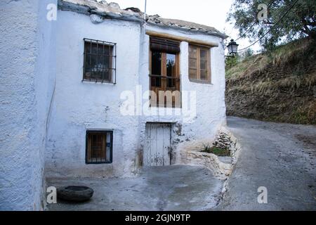 Typisches weiß getünchtes Haus in der Alpujarra, gesehen während der Route durch die Taha de Pitres im Herbst Stockfoto