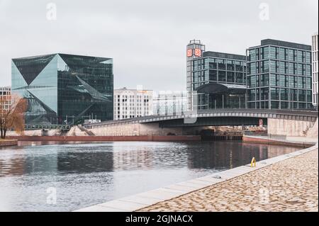 Blick auf den Hauptbahnhof und das intelligente Bürogebäude „Cube berlin“ Stockfoto