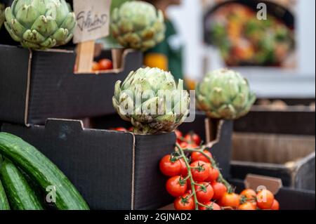 Gemüse und Wurzelgemüse zum Verkauf auf einem Markt in Borgholm auf der schwedischen Ostseeinsel Öland. Stockfoto