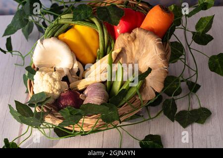 Die Rohzutaten für die Herstellung von Hacken oder Hacken in einem Rattankorb. Chop Suey ist gebratenes gemischtes Gemüse. Stockfoto