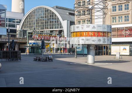 Alexanderplatz Station mit Weltzeituhr in Berlin Stockfoto