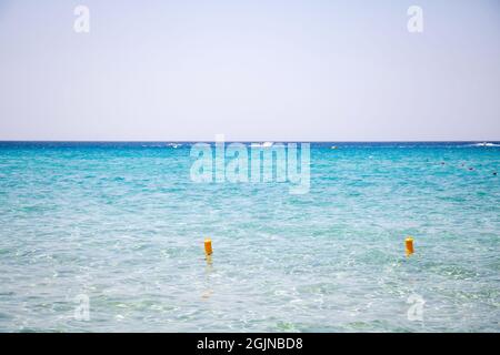 Ruhiges Meer leerer Sandstrand Stockfoto