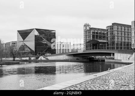 Blick auf den Hauptbahnhof und das intelligente Bürogebäude „Cube berlin“ Stockfoto