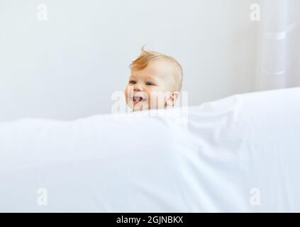 Kind Baby Junge spielend Kindheit Spielzeug Kleinkind niedlich Spaß wenig Stockfoto