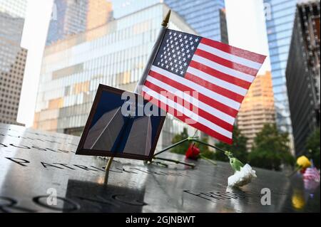 New York, USA. September 2021. Eine amerikanische Flagge, die zusammen mit einem Foto der Twin Towers und dem Namen Daniel P. Trant, einem Cantor Fitzgerald Bond-Händler, der während des 9./11. Jahrestages der Terroranschläge auf das World Trade Center in Ground Zero starb, angebracht wurde, Das 5. Sept. 2021 und der Absturz von Flug 93 der United Airlines in Shanksville, PA, in Lower Manhattan, New York City, NY, am 11. Sept. Poolfoto von Anthony Behar/UPI Credit: UPI/Alamy Live News Stockfoto