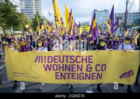 Berlin, Deutschland. September 2021. Während einer Demonstration gegen hohe Mieten in Berlin halten die Teilnehmer ein Transparent mit der Aufschrift „Enteignung der Deutschen Wohnen & Co“ ab. Quelle: Christophe Gateau/dpa/Alamy Live News Stockfoto