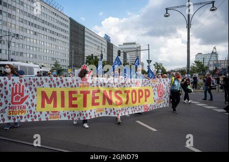 Berlin, Deutschland. September 2021. Bei einer Demonstration gegen hohe Mieten in Berlin halten die Teilnehmer ein Transparent mit der Aufschrift „Mietstopp“. Quelle: Christophe Gateau/dpa/Alamy Live News Stockfoto