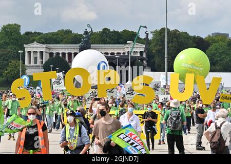 13. März 2020, Bayern, München: Demonstrationsteilnehmer marschieren in Richtung Innenstadt mit Plakaten und gelben Buchstaben, die den Schriftzug „Stop SUV“ bilden. Unter dem Motto „#getout“ findet gegen die Internationale Automobil-Ausstellung (IAA) eine Demonstration und eine Fahrradstar-Fahrt statt. Foto: Felix Kästle/dpa Stockfoto