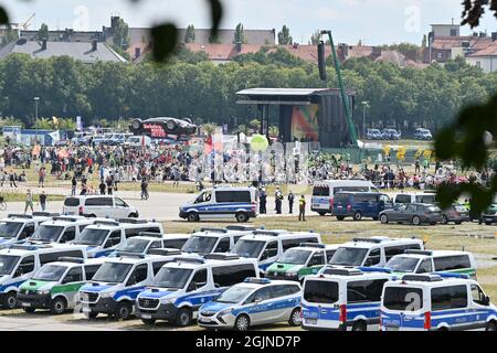 13. März 2020, Bayern, München: Demonstranten stehen vor einer Bühne, bevor sie sich in Richtung Innenstadt bewegen. Unter dem Motto '#getout' findet eine Demonstration und eine Fahrradrallye gegen die Internationale Automobil-Ausstellung (IAA) statt. Foto: Felix Kästle/dpa Stockfoto