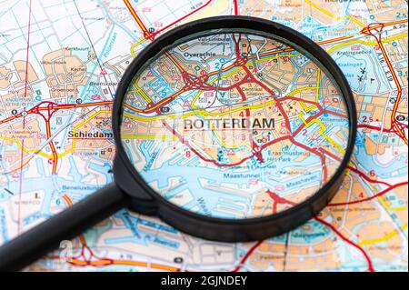Karte von Rotterdam in den Niederlanden durch Lupe, Konzept der Planung der Reiseroute Stockfoto
