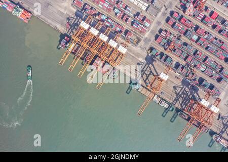 (210911) -- NANNING, 11. September 2021 (Xinhua) -- Luftfoto vom 14. Januar 2021 zeigt eine Ansicht des Containerschiffs im Hafen von Qinzhou, der autonomen Region Guangxi Zhuang im Süden Chinas. Seit China und der ASEAN 1991 Dialogbeziehungen aufgenommen haben, haben sich beide Seiten weiterhin für die Förderung der regionalen Entwicklung und des Wohlstands durch eine umfassende Zusammenarbeit und die Schaffung greifbarer Vorteile für die Menschen in der Region eingesetzt. (Xinhua/Cao Yiming) Stockfoto