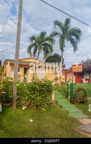 VINALES, KUBA - 17. FEB 2016: Blick auf ein kleines Haus in Vinales. Dieses Haus arbeitet als Casa Particular private Gastfamilie, bietet Zimmer für Ausländer. Stockfoto