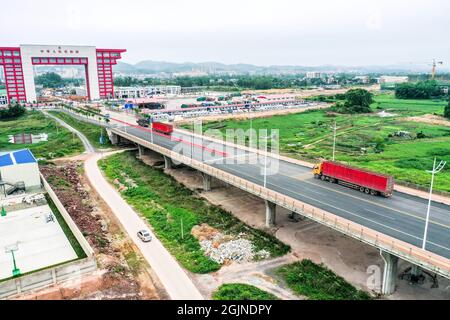 (210911) -- NANNING, 11. September 2021 (Xinhua) -- Luftfoto vom 15. April 2019 zeigt die Beilun-Flussbrücke an der Grenze zwischen China und Vietnam. Seit China und der ASEAN 1991 Dialogbeziehungen aufgenommen haben, haben sich beide Seiten weiterhin für die Förderung der regionalen Entwicklung und des Wohlstands durch eine umfassende Zusammenarbeit und die Schaffung greifbarer Vorteile für die Menschen in der Region eingesetzt. (Xinhua/Cao Yiming) Stockfoto