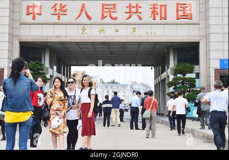 (210911) -- NANNING, 11. September 2021 (Xinhua) -- Touristen posieren für ein Foto im China-Vietnam Grenzhafen von Dongxing in der südchinesischen Autonomen Region Guangxi Zhuang, 21. März 2019. Seit China und der ASEAN 1991 Dialogbeziehungen aufgenommen haben, haben sich beide Seiten weiterhin für die Förderung der regionalen Entwicklung und des Wohlstands durch eine umfassende Zusammenarbeit und die Schaffung greifbarer Vorteile für die Menschen in der Region eingesetzt. (Xinhua/Cao Yiming) Stockfoto