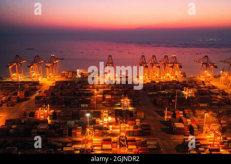 (210911) -- NANNING, 11. September 2021 (Xinhua) -- Luftfoto vom 14. Januar 2021 zeigt eine Ansicht des Containerschiffs im Hafen von Qinzhou, der autonomen Region Guangxi Zhuang im Süden Chinas. Seit China und der ASEAN 1991 Dialogbeziehungen aufgenommen haben, haben sich beide Seiten weiterhin für die Förderung der regionalen Entwicklung und des Wohlstands durch eine umfassende Zusammenarbeit und die Schaffung greifbarer Vorteile für die Menschen in der Region eingesetzt. (Xinhua/Cao Yiming) Stockfoto