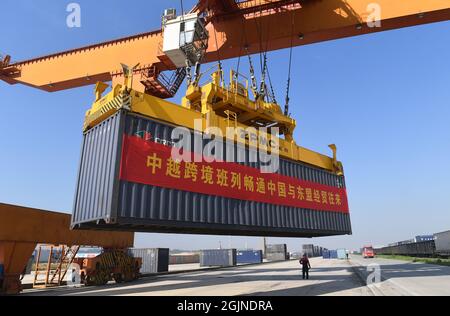 (210911) -- NANNING, 11. September 2021 (Xinhua) -- Ein Kran transportiert einen Container in einem Eisenbahnhafen in Nanning, der Autonomen Region Guangxi Zhuang, Südchina, am 11. November 2020. Seit China und der ASEAN 1991 Dialogbeziehungen aufgenommen haben, haben sich beide Seiten weiterhin für die Förderung der regionalen Entwicklung und des Wohlstands durch eine umfassende Zusammenarbeit und die Schaffung greifbarer Vorteile für die Menschen in der Region eingesetzt. (Xinhua/Lu Boan) Stockfoto