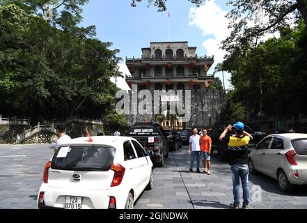 (210911) -- NANNING, 11. September 2021 (Xinhua) -- Touristen aus Vietnam posieren für Fotos auf dem Freundschaftspass der Stadt Pingxiang, der autonomen Region Guangxi Zhuang, Südchina, am 6. September 2018. Seit China und der ASEAN 1991 Dialogbeziehungen aufgenommen haben, haben sich beide Seiten weiterhin für die Förderung der regionalen Entwicklung und des Wohlstands durch eine umfassende Zusammenarbeit und die Schaffung greifbarer Vorteile für die Menschen in der Region eingesetzt. (Xinhua/Zhou Hua) Stockfoto