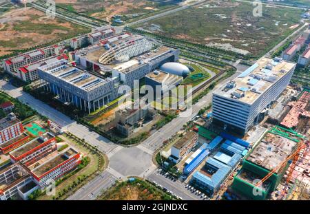 (210911) -- NANNING, 11. September 2021 (Xinhua) -- Luftfoto vom 6. Oktober 2020 zeigt eine Ansicht des China-Malaysia Qinzhou Industrieparks in Qinzhou, der südchinesischen Autonomen Region Guangxi Zhuang. Seit China und der ASEAN 1991 Dialogbeziehungen aufgenommen haben, haben sich beide Seiten weiterhin für die Förderung der regionalen Entwicklung und des Wohlstands durch eine umfassende Zusammenarbeit und die Schaffung greifbarer Vorteile für die Menschen in der Region eingesetzt. (Xinhua/Zhou Hua) Stockfoto