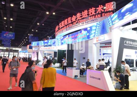 (210911) -- NANNING, 11. September 2021 (Xinhua) -- Besucher besichtigen den Ausstellungsbereich für fortschrittliche Technologien der 18. China-ASEAN Expo, die am 10. September 2021 in Nanning, der Autonomen Region Guangxi Zhuang, Südchina, stattfand. Seit China und der ASEAN 1991 Dialogbeziehungen aufgenommen haben, haben sich beide Seiten weiterhin für die Förderung der regionalen Entwicklung und des Wohlstands durch eine umfassende Zusammenarbeit und die Schaffung greifbarer Vorteile für die Menschen in der Region eingesetzt. (Xinhua/Zhou Hua) Stockfoto